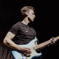 Award winning Touring Guitarist / Singer (photo 2)