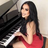 Singer/ Pianist/ Guitarist  (photo 3)